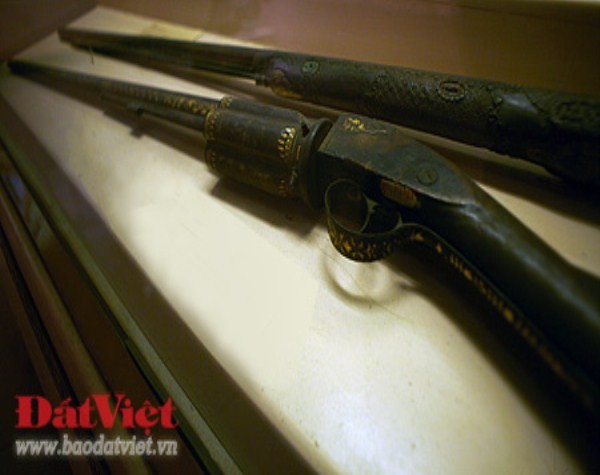 Hai khẩu súng nạm vàng của vua chúa nhà Nguyển cũng ấn tượng không kém. Ảnh (theo Đất Việt)